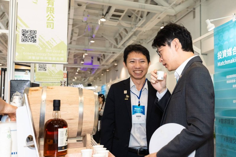 青年局長林楷軒(右)參訪「亞耕酒業」展區，肯定團隊運用高雄大樹在地農產及伏流水釀製酒款，並導入廢熱回收技術，推動釀酒工藝與綠色永續轉型。