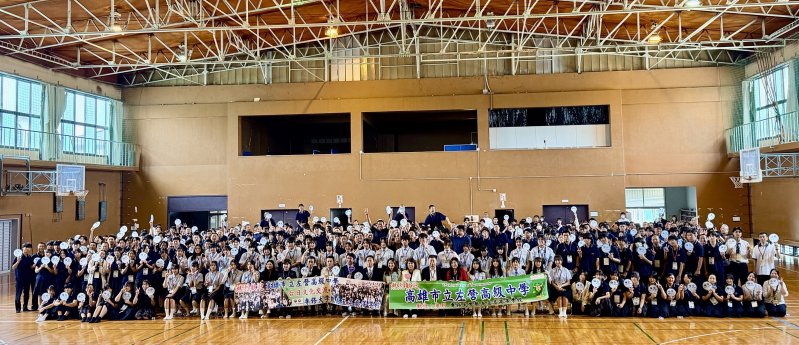 左營高中2022年與日本專修大學熊本玉名高等學校締結姊妹校;兩校籌劃兩年的臺日青春共演,10月將由專修大學熊本玉名高等學校行進樂隊 VENTURES 跨海來臺,從衛武營、蓮池潭、左營高中一路到大東文化藝術中心,連續四天、四個舞台演出。 左營高中2022年與日本專修大學熊本玉名高等學校締結姊妹校;兩校籌劃兩年的臺日青春共演,10月將由專修大學熊本玉名高等學校行進樂隊 VENTURES 跨海來臺,從衛武營、蓮池潭、左營高中一路到大東文化藝術中心,連續四天、四個舞台演出。