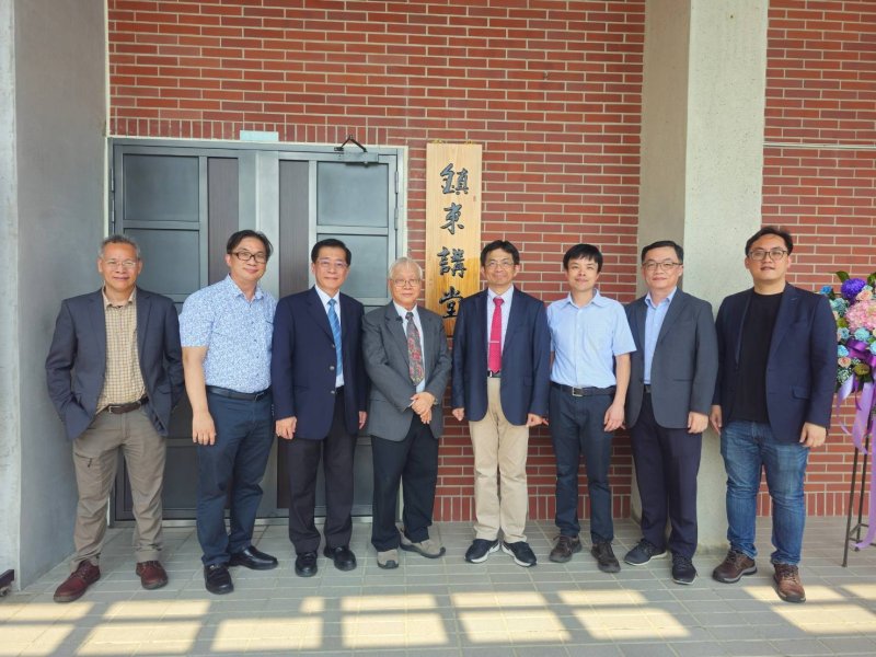 揭牌典禮由校長李志鵬(右4)率領副校長郭紹偉(左2)、許博欽(左3)、林宗賢(右3),及文學院院長賴錫三(左1)、海科院院長李政賢(右1),並邀請國家實驗研究院台灣海洋科技研究中心主任廖德裕(右2)共同蒞臨剪綵揭牌。 揭牌典禮由校長李志鵬(右4)率領副校長郭紹偉(左2)、許博欽(左3)、林宗賢(右3),及文學院院長賴錫三(左1)、海科院院長李政賢(右1),並邀請國家實驗研究院台灣海洋科技研究中心主任廖德裕(右2)共同蒞臨剪綵揭牌。