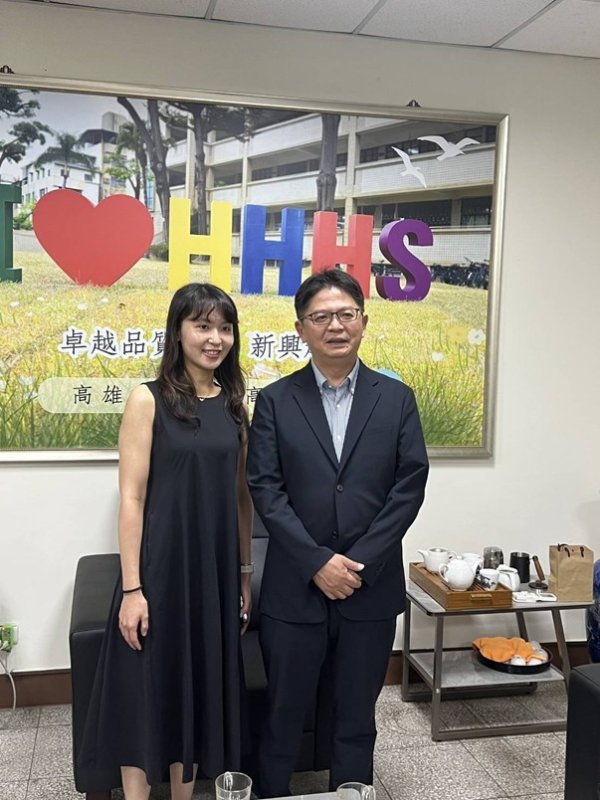 新興高中國中音樂班李品誼優秀校友(左一)主修單簧管,畢業於新加坡楊秀桃音樂學院音樂系,現就讀於荷蘭鹿特丹 Codarts 藝術大學碩士班,以自由音樂家身分與新加坡交響樂團合作資格,持續活躍於歐洲與亞洲的音樂舞台。 新興高中國中音樂班李品誼優秀校友(左一)主修單簧管,畢業於新加坡楊秀桃音樂學院音樂系,現就讀於荷蘭鹿特丹 Codarts 藝術大學碩士班,以自由音樂家身分與新加坡交響樂團合作資格,持續活躍於歐洲與亞洲的音樂舞台。