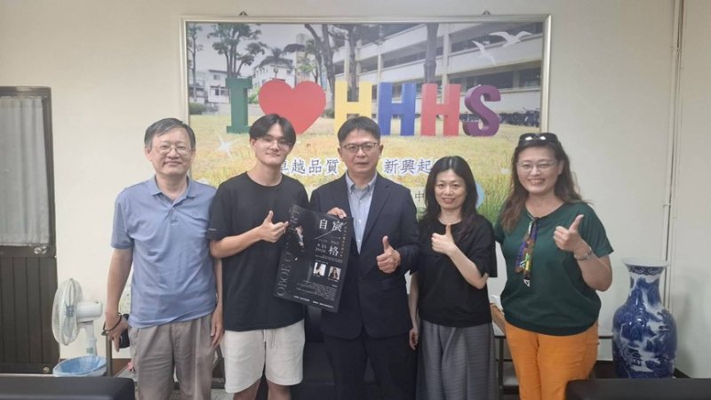 新興高中音樂資優班雙簧管演奏奇才莊易宸優秀校友(左二),今年考取國內七所頂尖大學音樂系雙簧管榜首,取得德國四所頂尖音樂與藝術名校的入學資格,選擇德國斯圖加特國立音樂與表演藝術大學深造。 新興高中音樂資優班雙簧管演奏奇才莊易宸優秀校友(左二),今年考取國內七所頂尖大學音樂系雙簧管榜首,取得德國四所頂尖音樂與藝術名校的入學資格,選擇德國斯圖加特國立音樂與表演藝術大學深造。