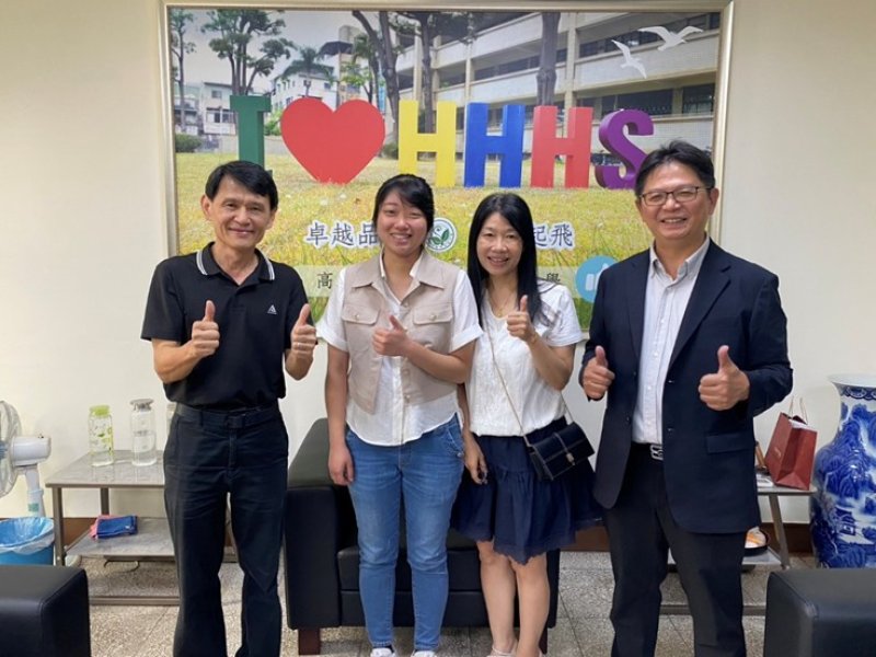 新興高中國中音樂班陳姿庭優秀校友(左二)獲得美國辛辛那提州立大學 音樂系博士班全獎學金,與信義國小、新興高中強強聯手栽培專業音樂 人才的劉曜源校長(左一)、朱學雄校長(右一)開心合影。 新興高中國中音樂班陳姿庭優秀校友(左二)獲得美國辛辛那提州立大學 音樂系博士班全獎學金,與信義國小、新興高中強強聯手栽培專業音樂 人才的劉曜源校長(左一)、朱學雄校長(右一)開心合影。
