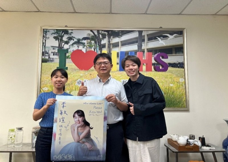 新興高中音樂資優班、國中音樂藝術才能班曹佑靖校友(右一)主修小提琴,就讀德國斯圖加特國立音樂與表演藝術大學。 新興高中音樂資優班、國中音樂藝術才能班曹佑靖校友(右一)主修小提琴,就讀德國斯圖加特國立音樂與表演藝術大學。