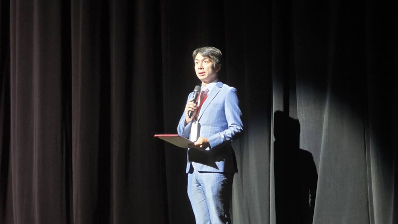 左營國中更長林百鴻上台致詞。 左營國中更長林百鴻上台致詞。
