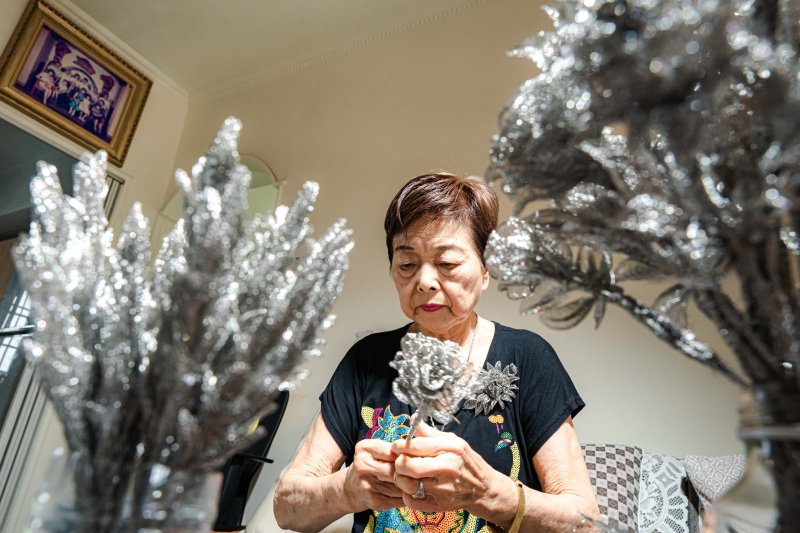 藝術家林洪玉秀重拾縫製婚紗手藝,將金屬紗網編織成禮服常見的蕾絲花朵。 藝術家林洪玉秀重拾縫製婚紗手藝,將金屬紗網編織成禮服常見的蕾絲花朵。