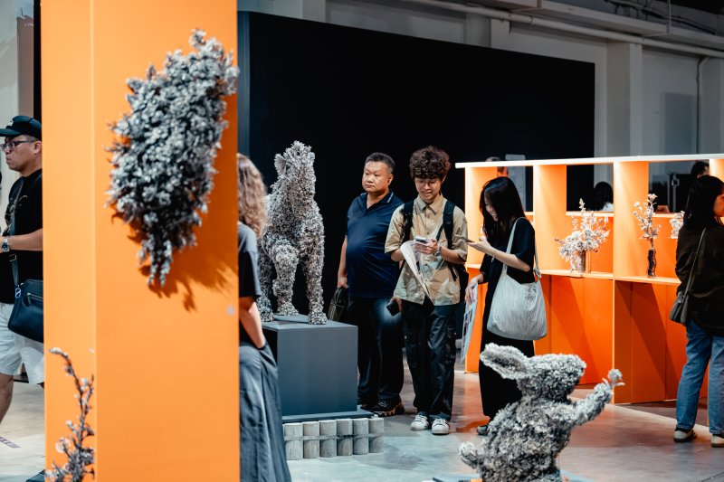 素人藝術家林洪玉秀的《萬年吉祥花》是主題展一大亮點,吸引許多民眾目光。 素人藝術家林洪玉秀的《萬年吉祥花》是主題展一大亮點,吸引許多民眾目光。