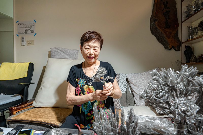 藝術家林洪玉秀年輕時曾在鹽埕學習裁縫,因意外跌傷後重拾手藝開啟創作之路。 藝術家林洪玉秀年輕時曾在鹽埕學習裁縫,因意外跌傷後重拾手藝開啟創作之路。
