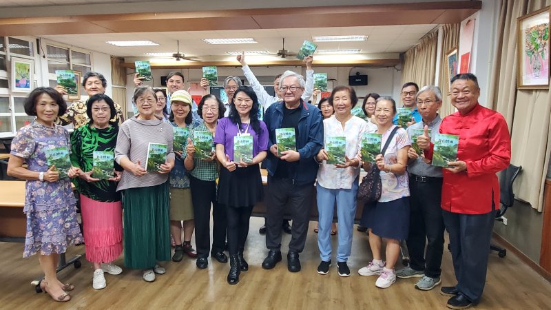 漾新聞|退休老師宋湘琴出書助學 〈卦山煙雨〉捐資學子