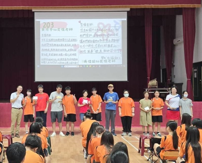 漾新聞|以詩句敬師更化作卡片 一甲國中教師節暖心驚喜