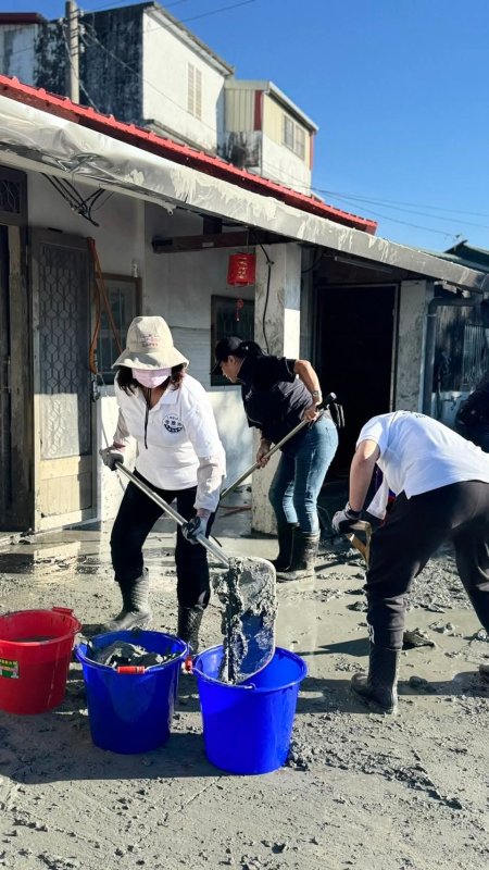 漾新聞|夜衝挺進花蓮災區 雅芬姊帶隊鏟泥救災感動人心