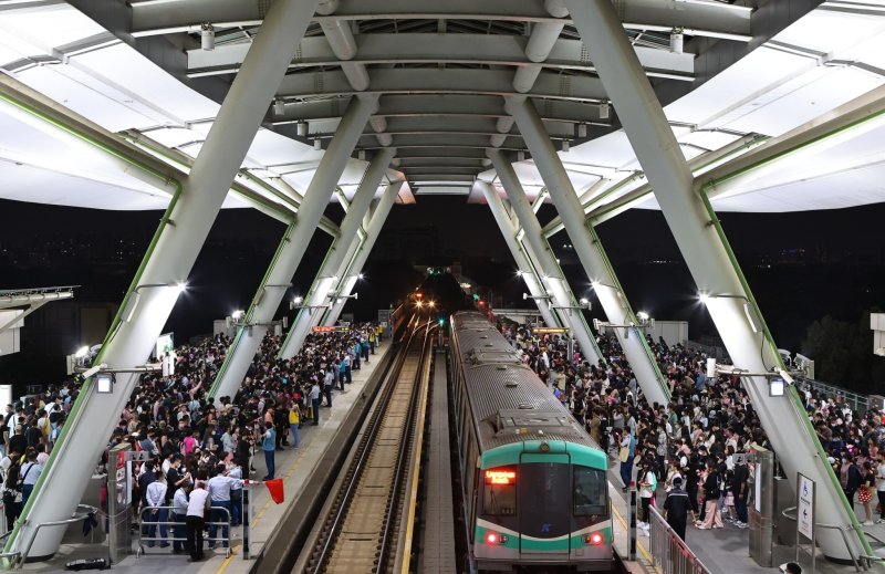 漾新聞｜BLACKPINK高雄開唱人潮爆棚　高捷祭加班車疏運、R16推行李寄放服務