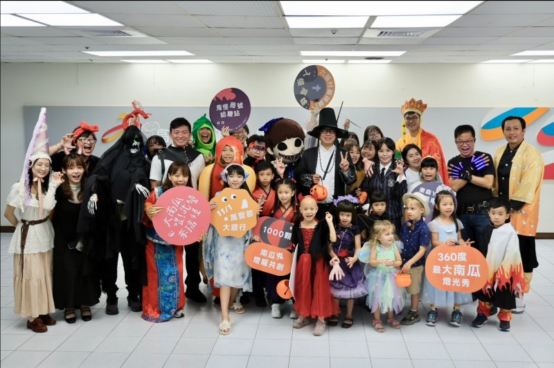 漾新聞| 高雄萬聖節魔幻登場！陳其邁變身偶像獵魔團主角 搞怪迎22公尺巨南瓜