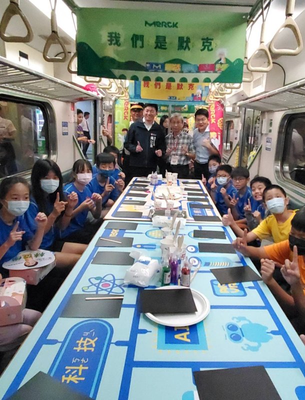 漾新聞｜國科會科普列車開抵高雄！400學童玩轉AI與科學實驗嗨翻車站