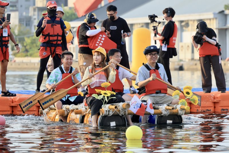 漾新聞｜高雄創意造筏大港橋開划　陳其邁與日本網紅Mana聯手完賽掀港都浪潮
