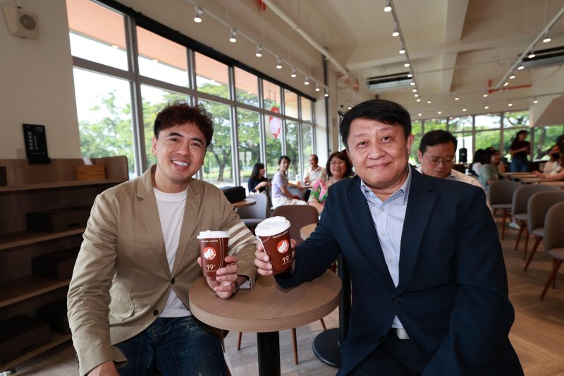 漾新聞|咖啡香佔領高大！路易莎生態湖畔開幕 成師生最美第三空間