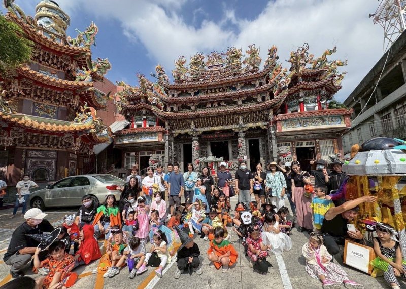 漾新聞|萌鬼出任務超吸睛！梓官幼兒歡樂踩街討糖融化全場