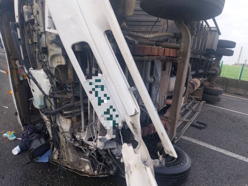 漾新聞| 國道民雄清晨翻車！大貨車失控撞護欄釀驚險事故