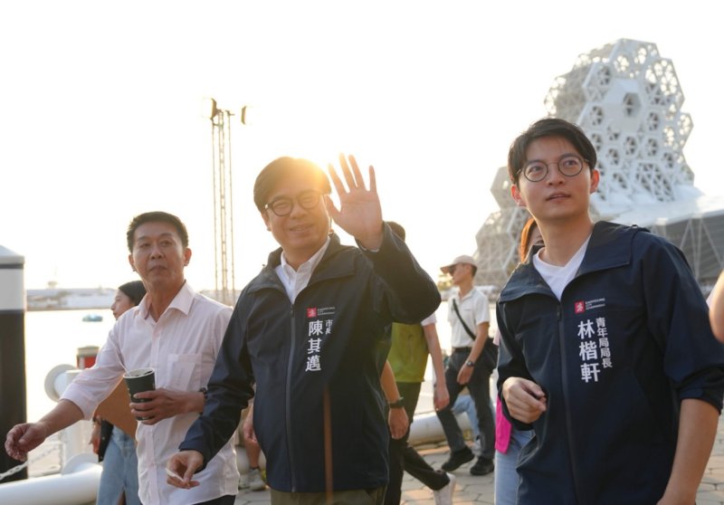 漾新聞|陳其邁化身一日攤主　萬人擠爆高流嶼浪市集