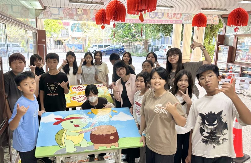 漾新聞｜彩繪老桌椅驚豔百年校園 六龜國小校慶變身藝術現場