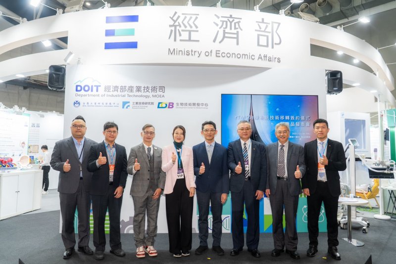 漾新聞｜金屬中心技轉台朔重工　國產rTMS亮相醫療展掀話題