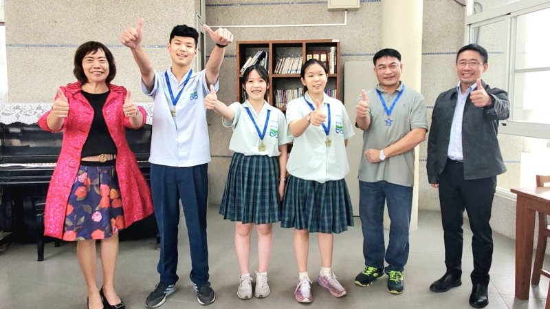 獨|漾新聞|研究小便斗噴濺 陽明國中全國科展勇奪物理第一 再獲康寧創新獎