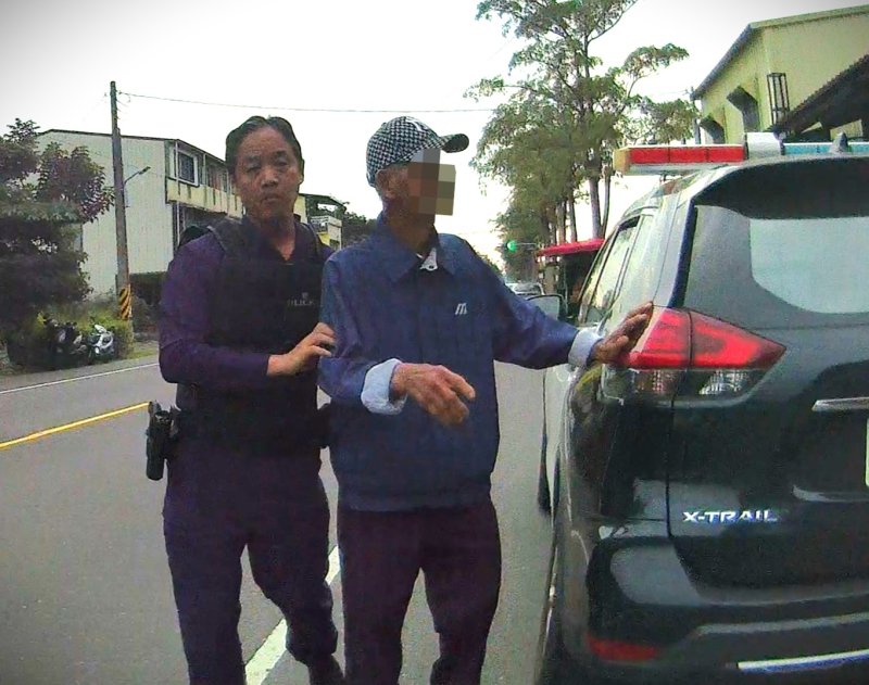 漾新聞|老翁路中受困美濃警協助化險為夷