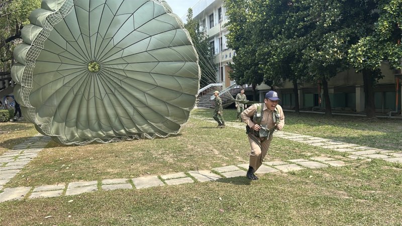 漾新聞｜國軍降落傘開傘體驗進校園　左營高中韌性啟航