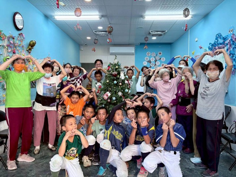漾新聞｜小手牽大手　鼓山國小童心暖聖誕