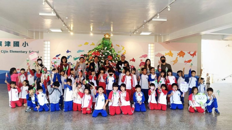 漾新聞｜課桌椅變聖誕樹　旗津童心點亮希望
