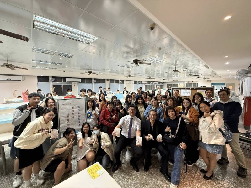 鳳山高中家長會暖心送暖　夜讀關懷與賃居生冬至團聚