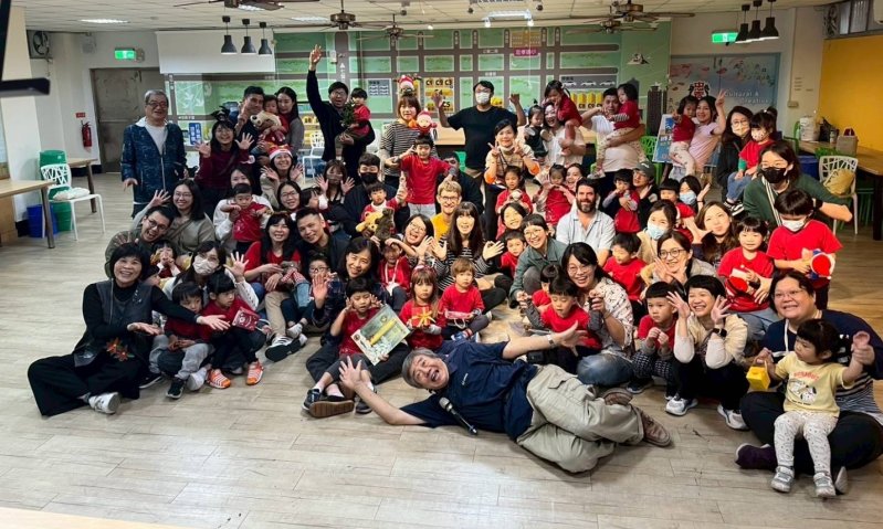 漾新聞｜忠孝國小耶誕書香暖　繪本、故事雙舞台學童嗨翻