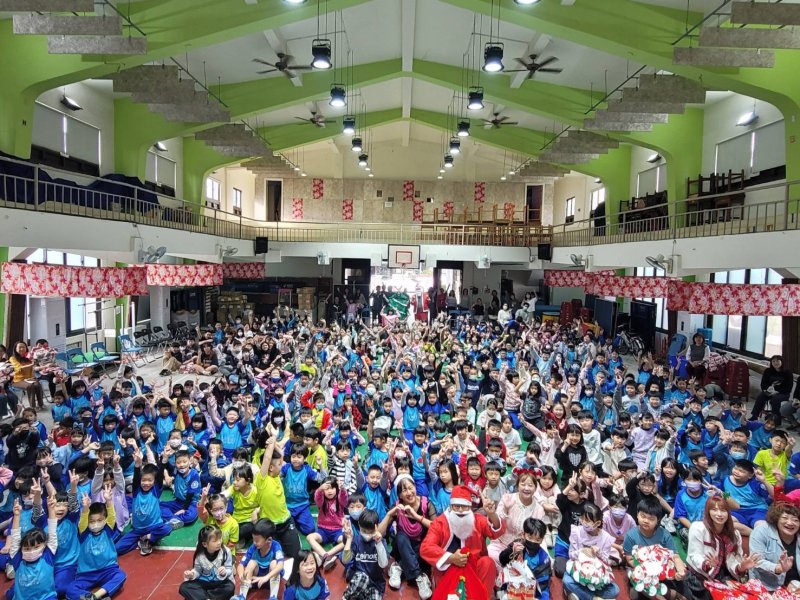 漾新聞｜三語耶誕快閃點亮美濃校園 校長化身聖誕樹學童好嗨