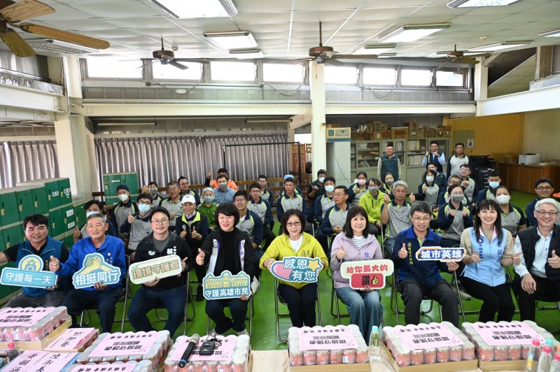 漾新聞｜寒風中守護城市門面　康裕成慰勞海線清潔英雄