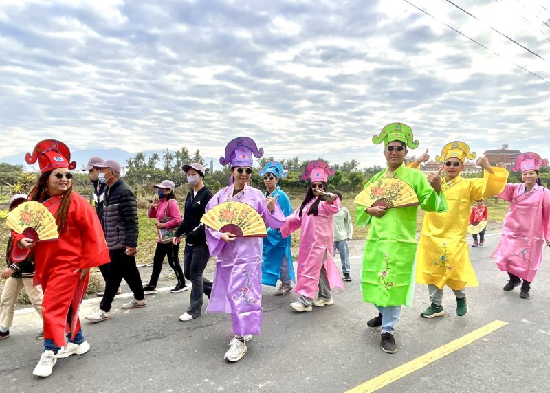 漾新聞|元旦千人健走  鄉親搞怪活潑快樂