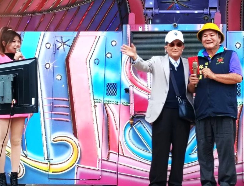 漾新聞|信燕總裁劉清元寒冬送暖發愛心物資