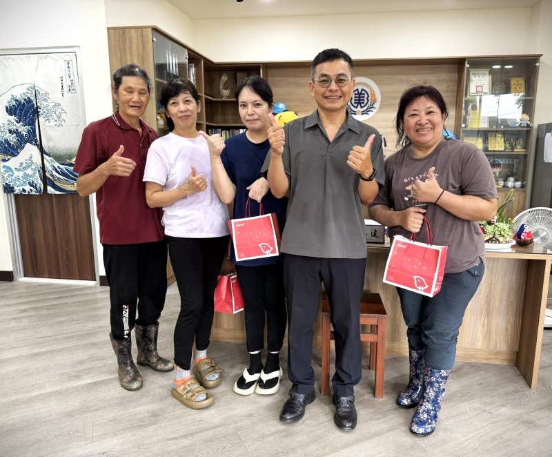 漾新聞|美濃國小校長致意中央廚房夥伴