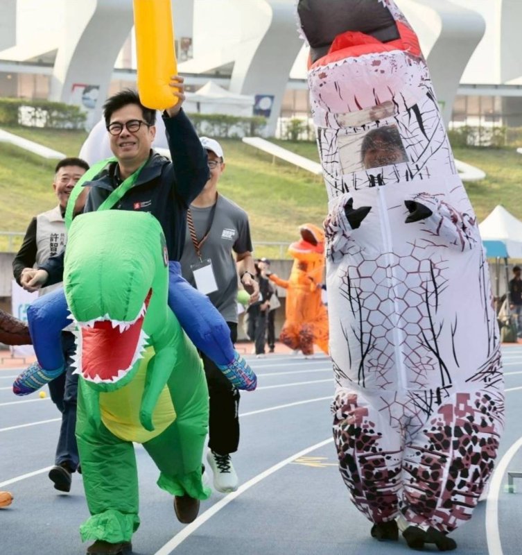 漾新聞｜恐龍狂奔萌翻全場　2026高雄富邦馬拉松休閒組熱鬧開跑
