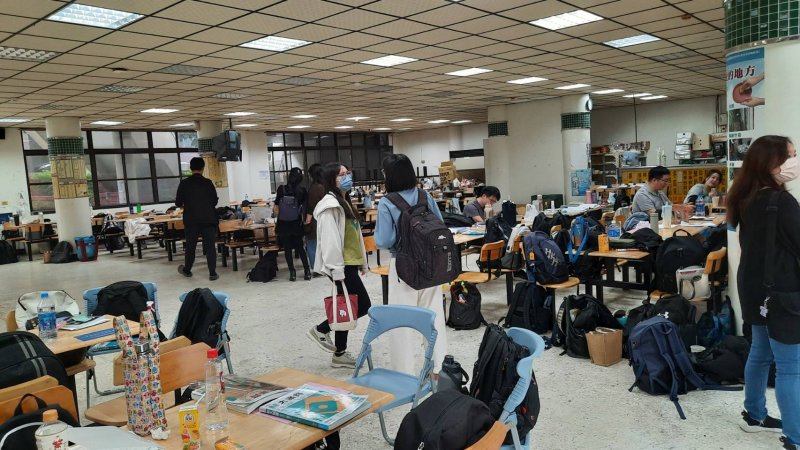 漾新聞｜學測首日秩序井然　高雄一考區考生家長讚考場貼心規劃