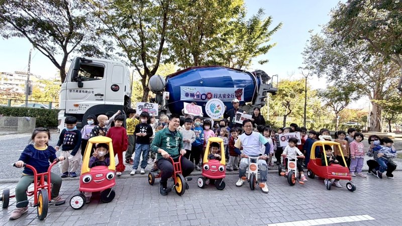 漾新聞｜小小行人闖關學安全　新上國小水泥車進校園教過馬路