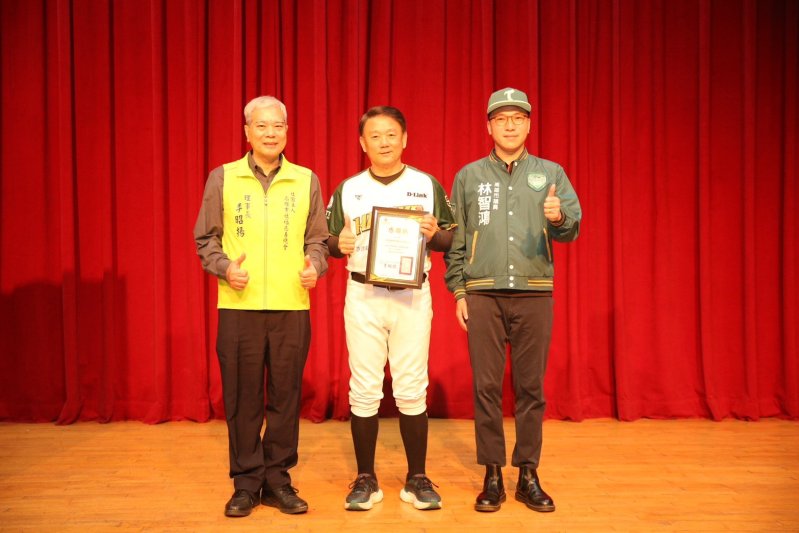 漾新聞｜洪一中鳳山開講談逆境　四百球迷擠爆婦幼館