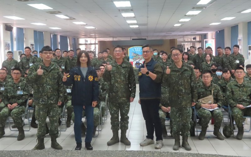 漾新聞|旗警於軍營宣導反詐騙與拒絕酒駕