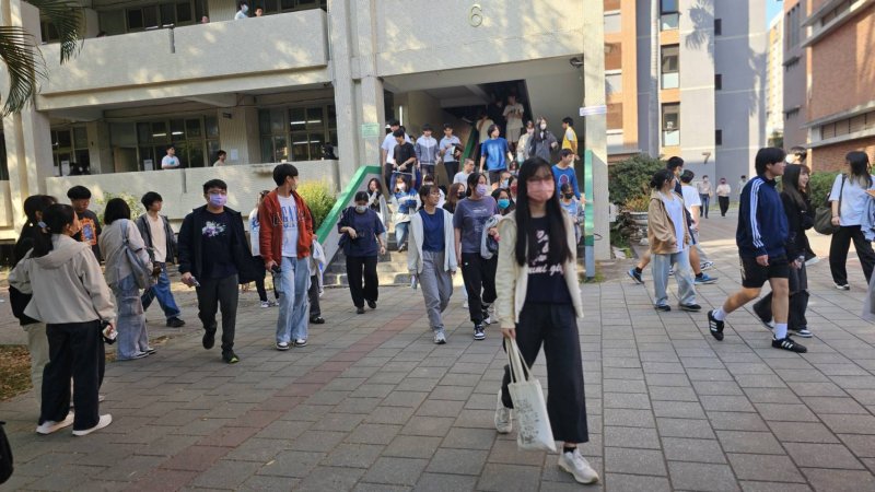 漾新聞｜學測最終日數B溫和社會貼時事　高雄考生直呼題型友善好發揮