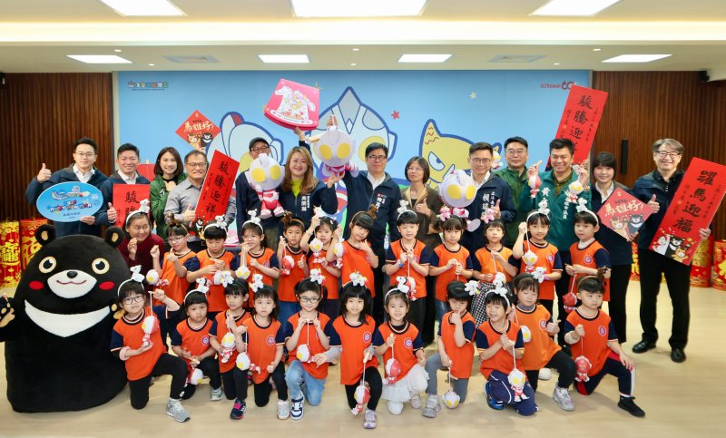 漾新聞｜開箱超人力霸王提燈迎馬年　陳其邁祝福市民馬上幸福成功