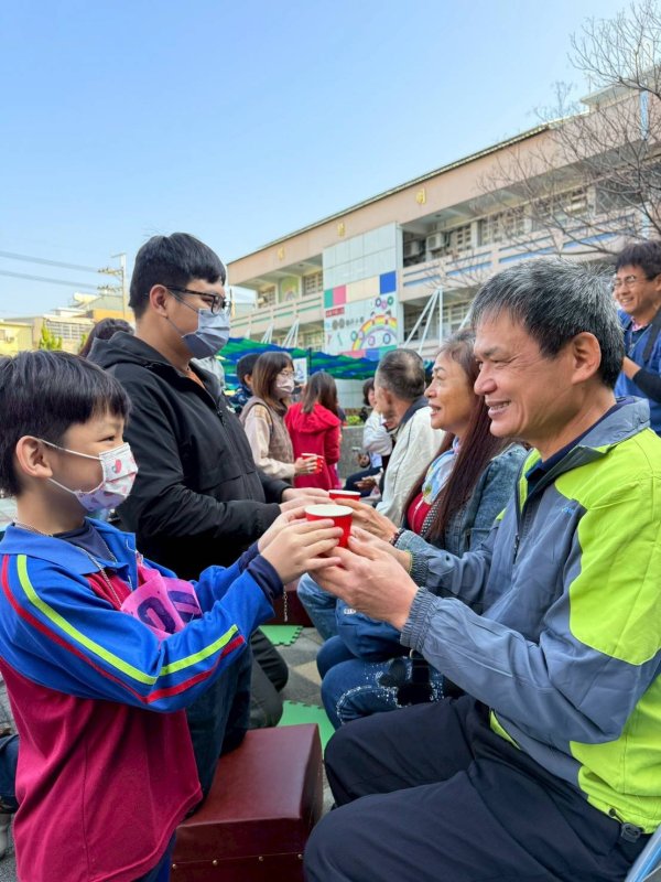 漾新聞｜四代同堂跪奉一杯茶　嘉興國小把感恩變成一生記憶
