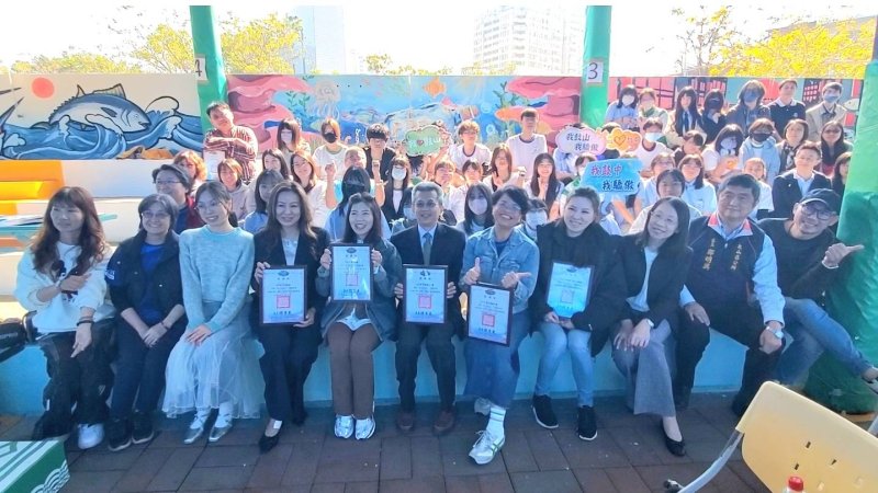 漾新聞｜把海洋畫進泳池　鼓山高中美術班二十週年彩繪社區扮心靈捕手