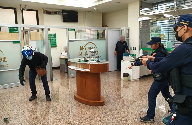 漾新聞|警聯手合庫實施金融機構防搶演練