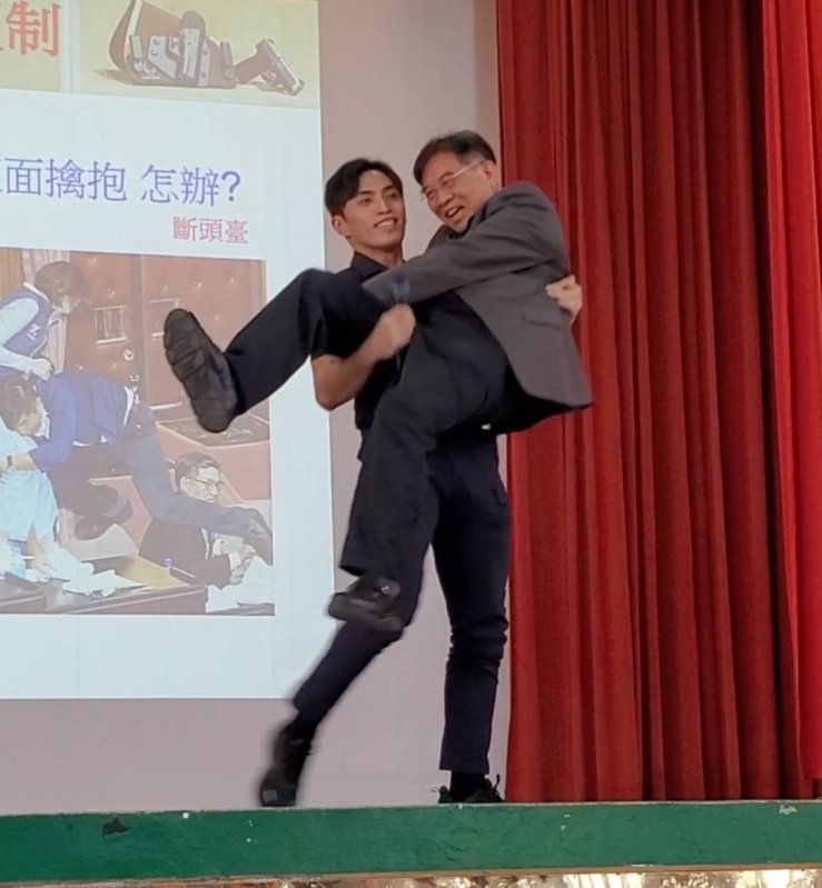 漾新聞｜校長被網紅刑警扛走了！實戰演練太狂近千師生驚叫