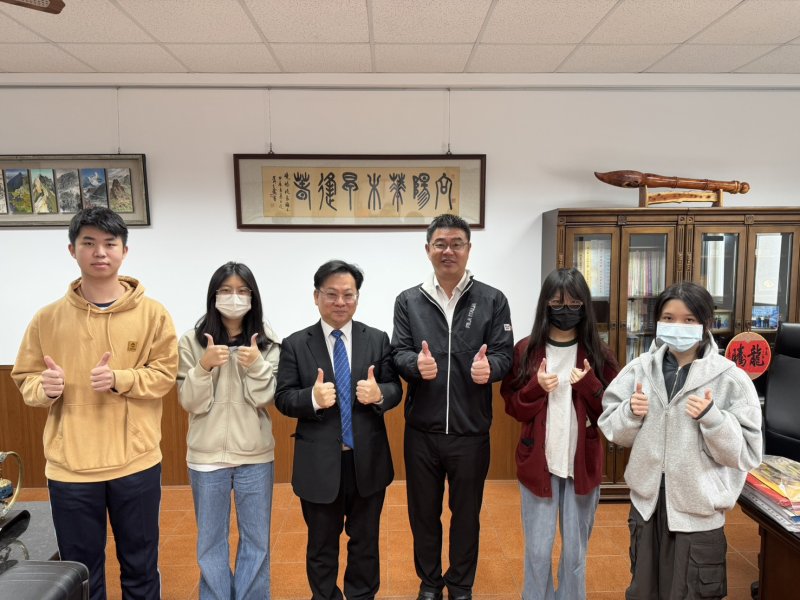 漾新聞｜傑出校友返校傳承初心　吳任偉勉鳳中學弟妹勇敢追夢