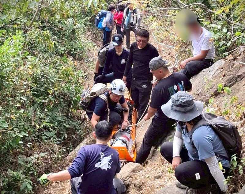 漾新聞|警消和義消救回旗尾山滑落登山客