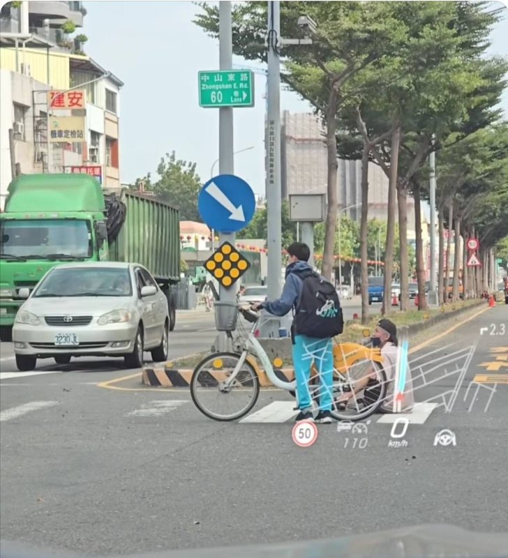 獨家| 漾新聞｜牽車護送身障過街　鳳中資優生感動全網